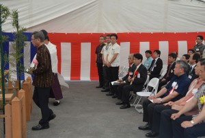 安全祈願祭では翁長知事らが玉串をささげた＝８日、那覇港構内