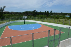 パイナガマ公園内に設置されたバスケットボールハーフコート