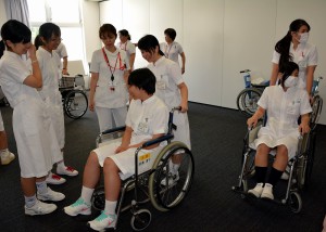 車椅子の操作方法を学ぶ生徒たち＝１０日、宮古病院