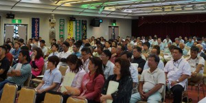 大会には約２５０人の農家、関係者が参加しスローガンの採択などが行われた＝２０日、宜野湾市