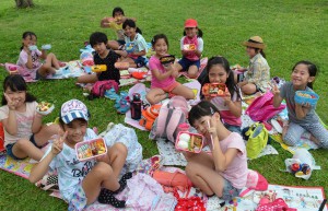 「お弁当おいしいよ」と、笑顔いっぱいで遠足を楽しむ児童たち＝２日、カママ嶺公園