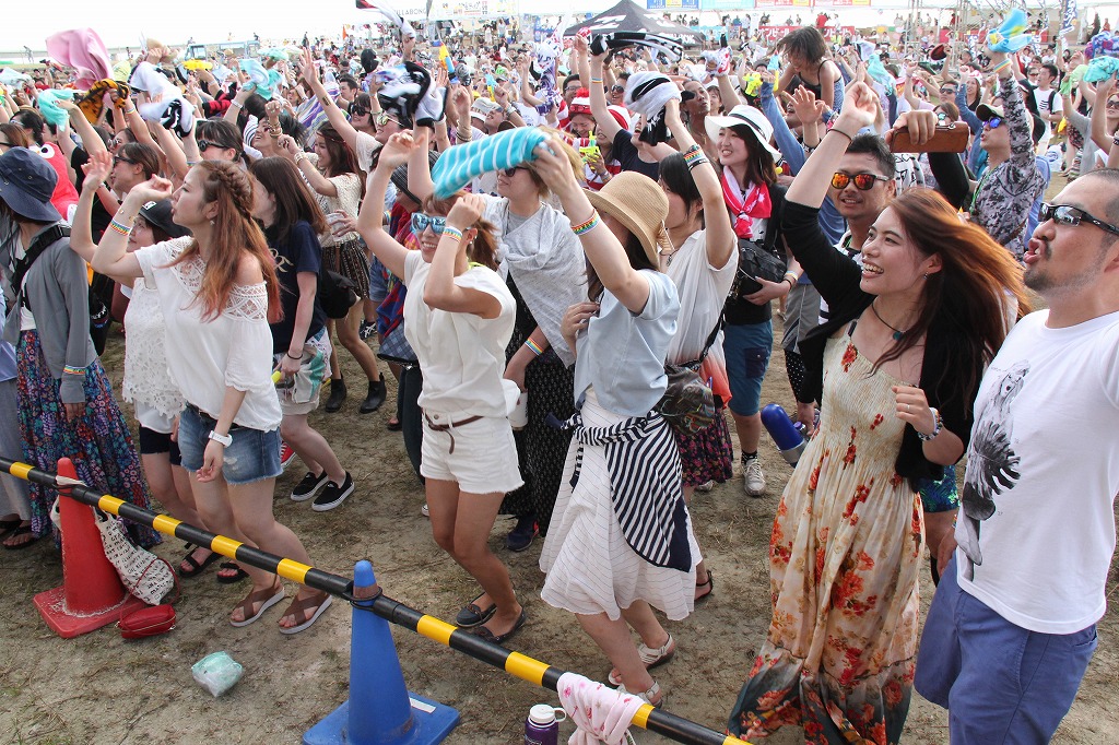 リズムに合わせ手を振り上げたりタオルを回して盛り上がる観客たち １９日 平良港トゥリバー地区特設会場 宮古毎日新聞社ホームページ 宮古島の最新ニュースが満載