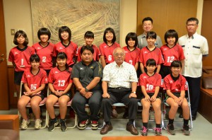 女子の上野クラブが県大会準優勝を下地市長に報告するとともに九州大会での活躍を誓った＝１５日、市役所平良庁舎