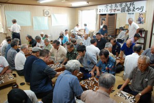 ５２人が参加し囲碁を楽しんだ＝24日、こすみ囲碁教室