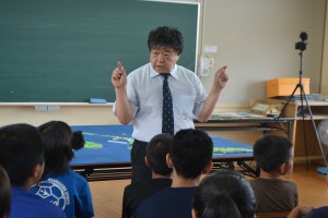 楽しい授業を進める善元さん＝７日、久松小学校