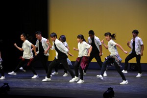 ダンスコンテストで１位を獲得した宮古高校ダンス部のステージ＝２５日、マティダ市民劇場