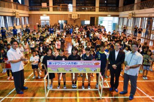 鏡原小にホルダーを贈呈した（左から）友利さん、児童会役員５人、佐和田さんと宮城さん＝９日、鏡原小学校