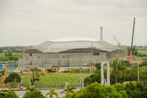 宮古空港東側に建設中の市スポーツ観光交流拠点ドーム型施設
