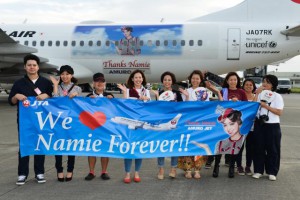 最後の飛行で記念撮影 – 宮古毎日新聞社ホームページ -宮古島の最新