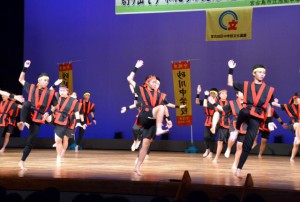 「肝高の阿麻和利」を踊り総合文化祭を盛り上げた砂川中の生徒＝２６日、マティダ市民劇場