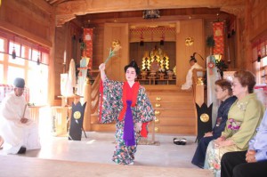 久田さんによる「大世栄」の舞踊が奉納された＝２６日、宮古神社