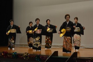 女性部役員らは祝儀舞踊かぎやで風」を披露した＝10日、市伊良部公民館
