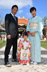 着物を着て両親と一緒に参拝に訪れていた＝15日、宮古神社