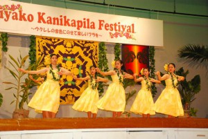 　市主催の「宮古カニカピラ・フェスティバル」が16日、市中央公民館で開催された。子どもから大人まで約２００人が出演し、華やかであでやかなフラダンスを披露した。