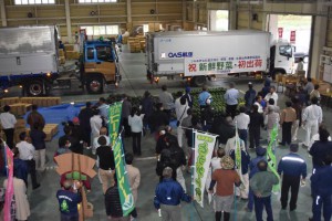 参加者らは野菜を満載したトラックを大きな拍手で見送った＝９日、ＪＡおきなわ宮古地区農産物集出荷場