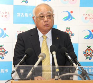 会見で県民投票への参加を表明する下地市長＝31日、市役所平良庁舎