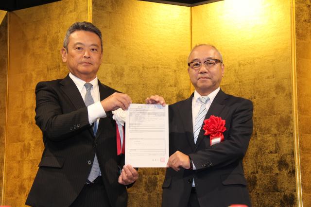 宮山次長 右 から無線局免許状を受け取る長濱社長 23日 市内ホテル 宮古毎日新聞社ホームページ 宮古島の最新ニュースが満載