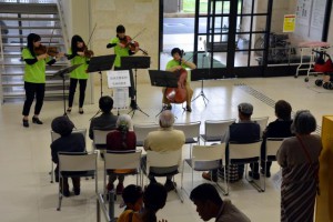 弦楽四重奏で来院者や職員を楽しませた琉球交響楽団の皆さん＝１８日、県立宮古病院