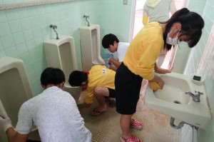 参加者たちは便器も自分の心もきれいにしようと作業に精を出した＝10日、鏡原中学校