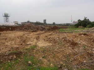 市総合庁舎建設事業で一部の用地の取得が難航している＝７日、平良西里の建設地