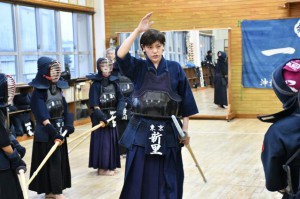 少年剣士たちに指導する新里さん＝６日、少年剣道教室宮古南修館
