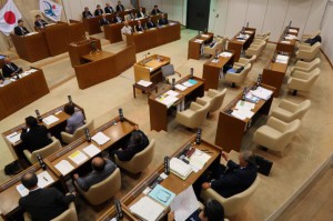 上里樹氏の一般質問で紛糾し、与党が議場に現れず流会となった＝２７日、市議会議場