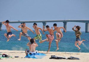 心地よい気候の中、宮古島を満喫する観光客＝２４日、前浜ビーチ