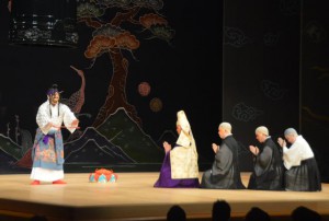 開幕式典後に上演された組踊「執心鐘入」＝15日、国立劇場おきなわ（浦添市）