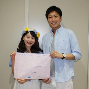 旅行で訪れた宮古島で婚姻届を提出した三澤慎太郎さん（右）と晴美さん＝１日、市役所平良庁舎
