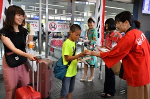 羽田－宮古路線の搭乗者に記念品やマンゴージュースが配布された＝22日、宮古空港