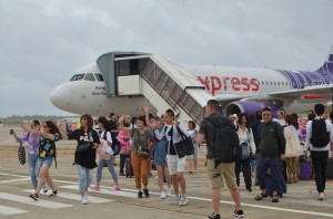 初の国際定期便就航で香港からの観光客を盛大に出迎えた＝19日、下地島空港