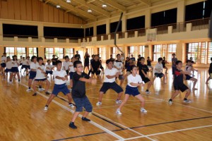 もうすぐ２学期。運動会に向けてエイサーの練習に励む児童たち＝27日、伊良部島小中体育館