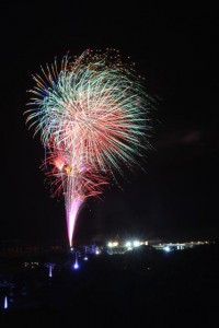 今年も「シギラ花火」が夏の夜空を鮮やかに彩っている＝３日、上野宮国のシギラビーチ上空