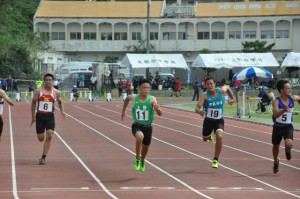 共通男子１００メートルで健脚を競い、上野⑪の島尻恭宇が１位に輝いた＝27日、市陸上競技場