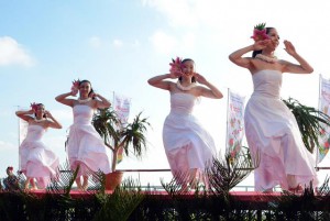 全国から参加したサークルがそれぞれの表現方法でフラの魅力をアピールした＝５日、トゥリバー海浜公園