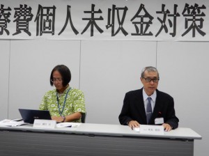 会見で未収金の縮減、解消に協力を呼び掛ける本永院長（右）＝28日、宮古病院