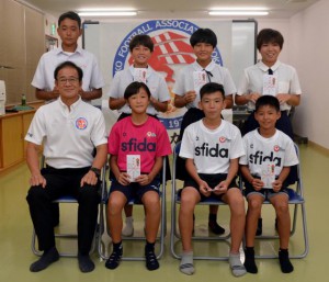 県選抜チームのメンバーに選ばれた児童生徒に奨励金が贈られた＝２日、市陸上競技場会議室