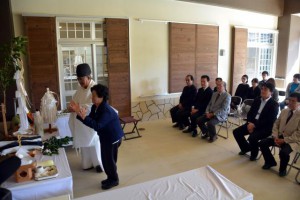 子孫とされる洲鎌ツルさんほか関係者多数が稲石の功績を顕彰した＝30日、市伝統工芸品センター