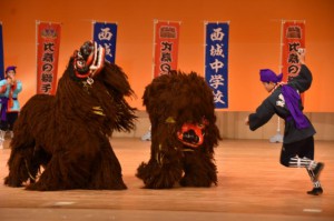 郷土芸能の「比嘉の獅子舞」を披露した西城中の生徒＝７日、浦添市のアイム・ユニバースてだこホール