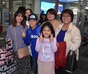 親子３世代がそろい、祖母に当たる武島用子さん（手前右）は満面に笑み＝28日、宮古空港
