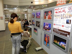 会場の雰囲気などが伝わる写真が展示され、利用者の目を楽しませた＝５日、宮古空港ターミナル