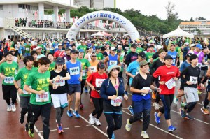 創設10年の歴史を数えるエコアイランド宮古島マラソン。廃止が検討される（資料写真）