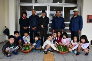 鏡原放課後児童クラブの子供たちが２自治会に花をプレゼントした＝６日、七原コミュニティーセンター