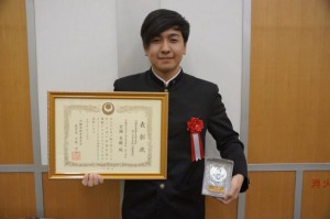 ２０１９年度県児童生徒等表彰式で表彰状を授与された古謝竜樹さん＝29日、県庁