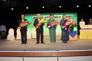 祝福を受ける（左から）喜屋武会長、仲地さん、佐渡山さん、與那城さん＝24日、市内ホテル