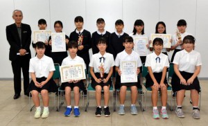 県アンサンブルコンテストで金賞と代表権を獲得し九州大会に出場する児童生徒＝16日、市役所城辺庁舎