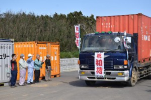 関係者が集い、黒糖を積んだトラックを見送った＝14日、村多良間製糖工場