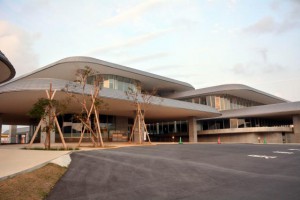 新型コロナウイルスの影響で貸し出しと返却のみとなる市立図書館＝29日、未来創造センター