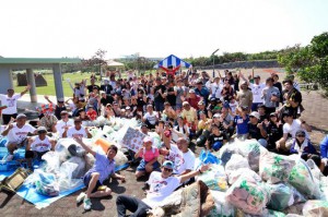 賞金獲得を目指して37組、１１１人が参加してごみ拾いを競い合ったドリーミンピック＝24日、宮古島海中公園