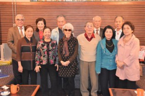 新年会に出席した全員で記念撮影する福嶺中１１期生＝２３日、浦添市内のカラオケハウス